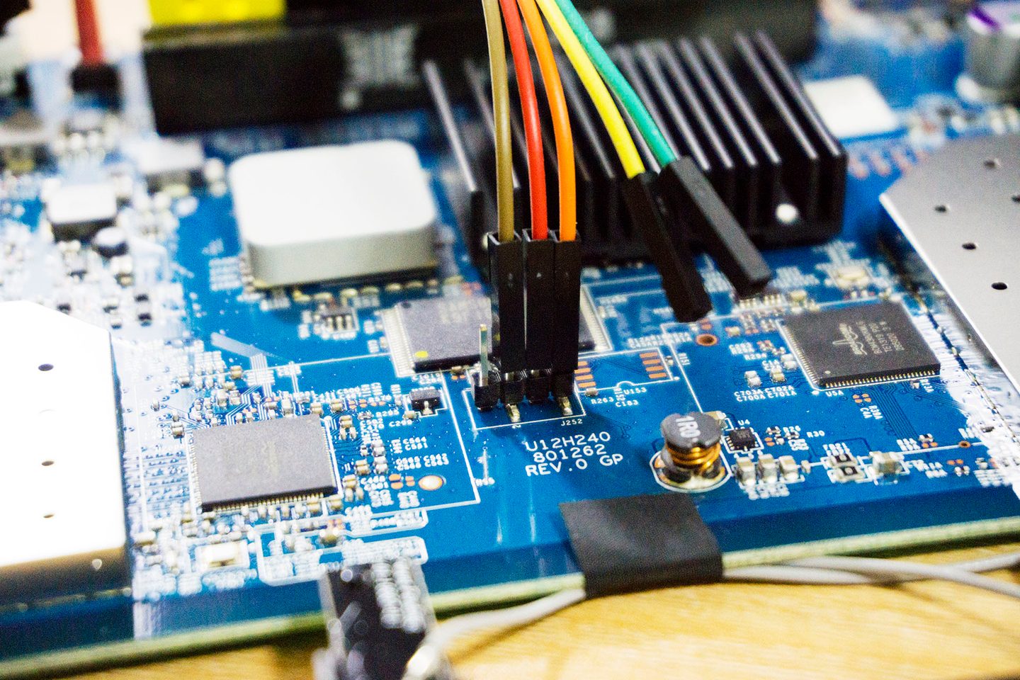 On the flashing cable connected to the router, the brown wire is connected to the G pin, the red wire is connected to the T pin, and the orange wire is connected to the R pin