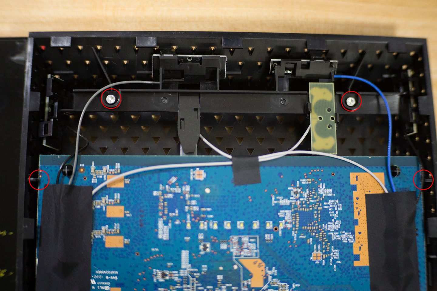 The two red circles above are the screws that need to be unscrewed, and the red circle below is the plastic that holds the circuit board in place and prevents it from coming out.